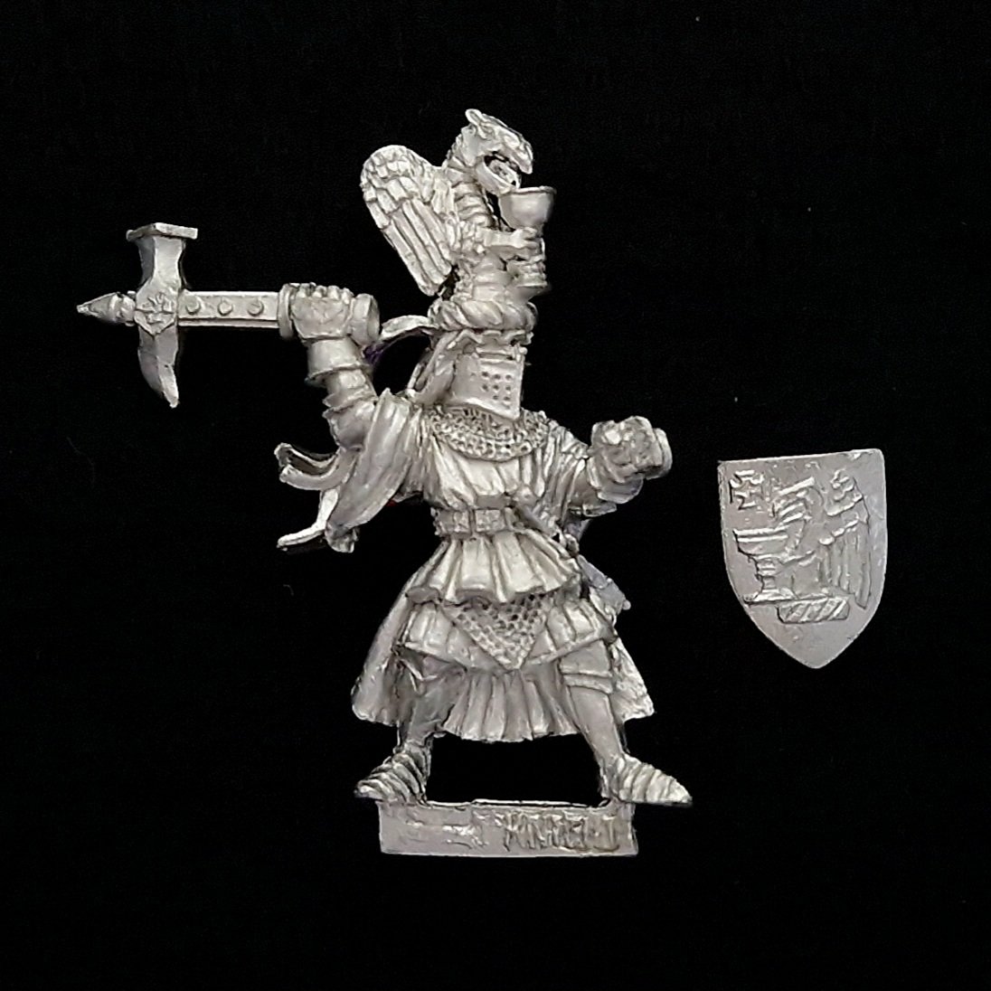 A photo of a Bretonnian Grail Knight Hero on Foot Warhammer miniature