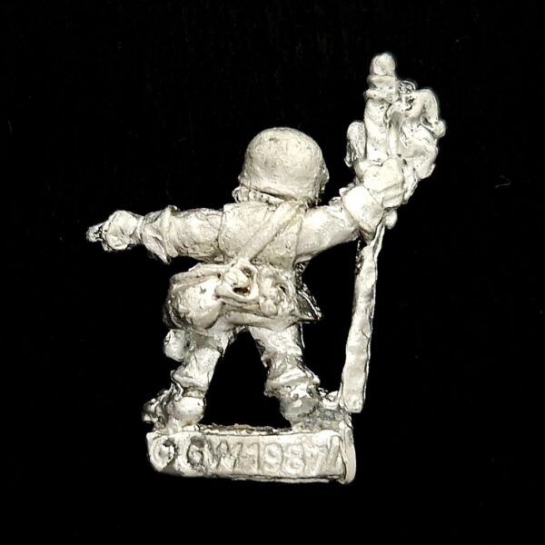 A photo of a Halfling Felix Ratcatcher Warhammer miniature