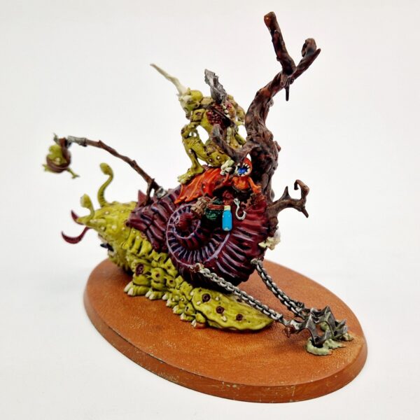 A photo of a Chaos Daemons Horticulous Slimux Warhammer miniature