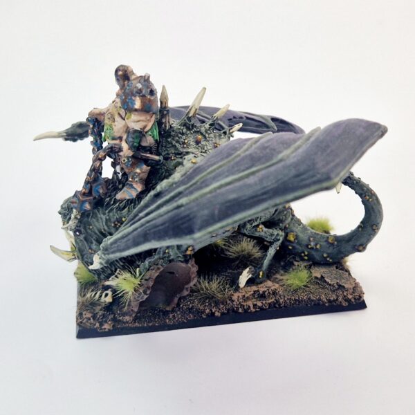 A photo of a Chaos Daemons Plague Lord on Jabberslythe Warhammer miniature