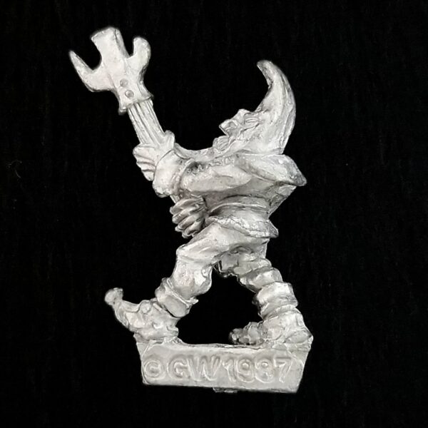 A photo of a Warriors of Chaos Familiar Lune Warhammer miniature