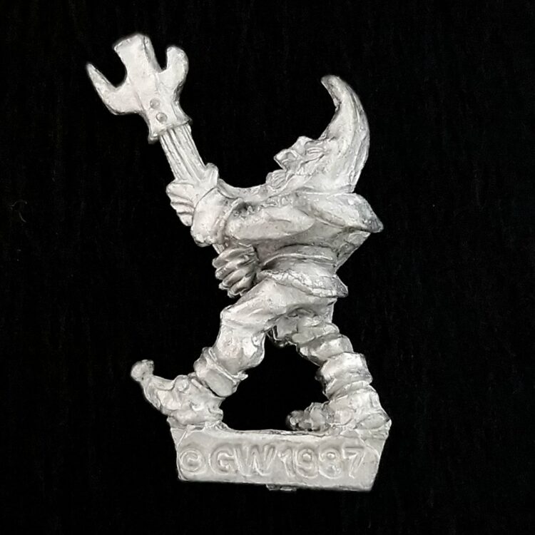 A photo of a Chaos Warriors Familiar Lune Warhammer miniature