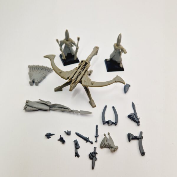 A photo of a High Elves Repeater Bolt Thrower Warhammer miniature