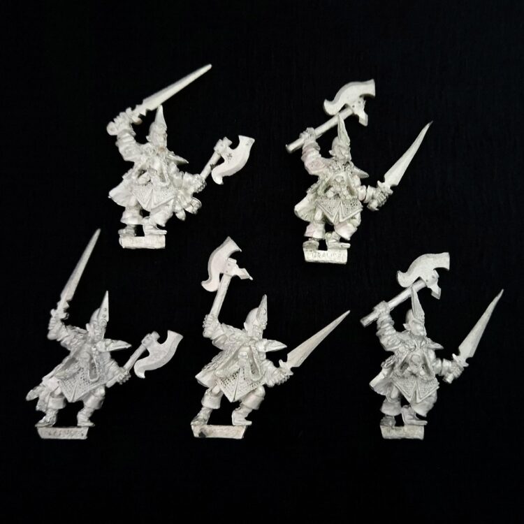 A photo of Dark Elves Corsairs Warhammer miniatures