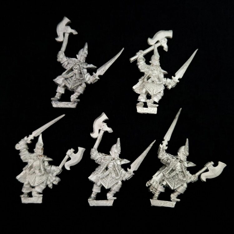 A photo of Dark Elves Corsairs Warhammer miniatures