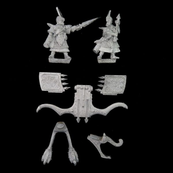 A photo of a Dark Elves Repeater Bolt Thrower Warhammer miniature