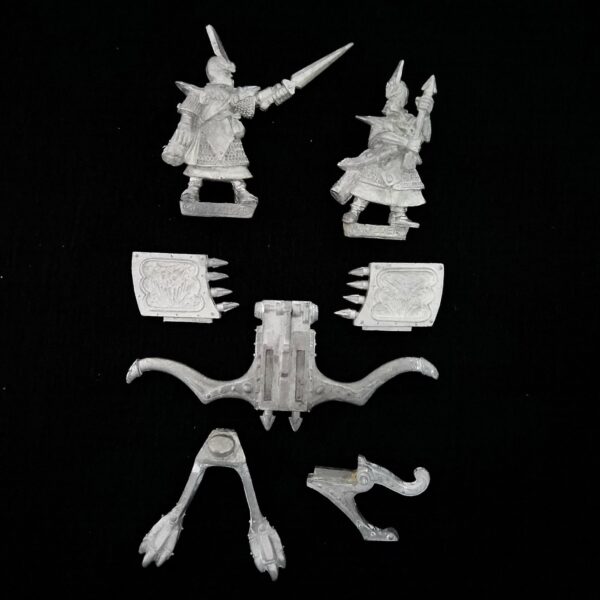 A photo of a Dark Elves Repeater Bolt Thrower Warhammer miniature