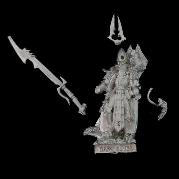 A photo of Dark Elves Dreadlord with Greatweapon a Warhammer