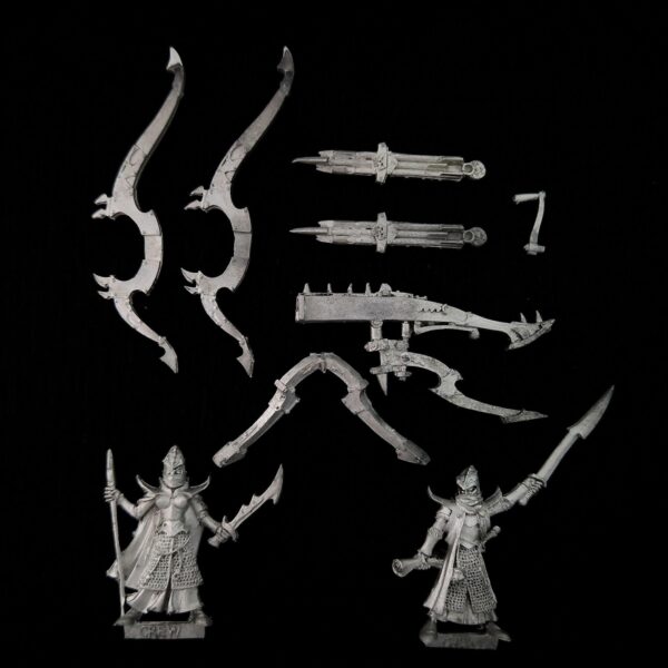 A photo of a Dark Elves Repeater Bolt Thrower Warhammer miniature