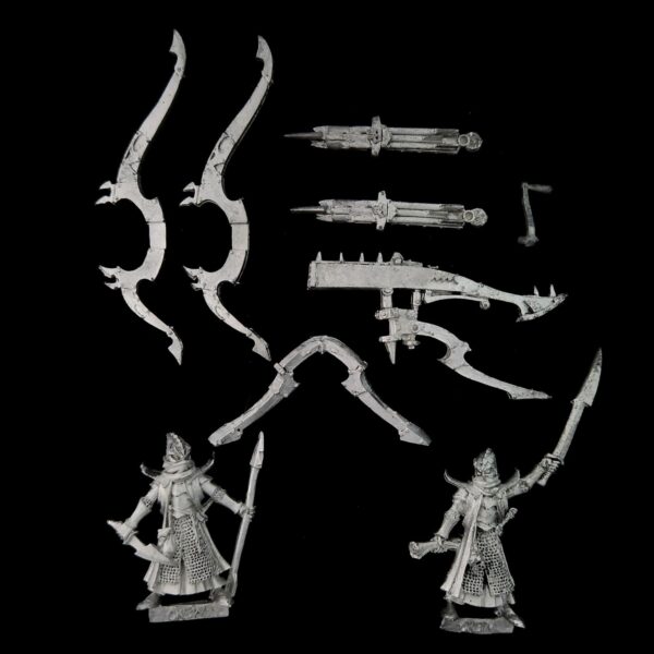 A photo of a Dark Elves Repeater Bolt Thrower Warhammer miniature