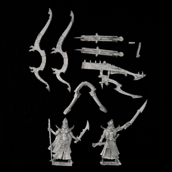 A photo of a Dark Elves Repeater Bolt Thrower Warhammer miniature