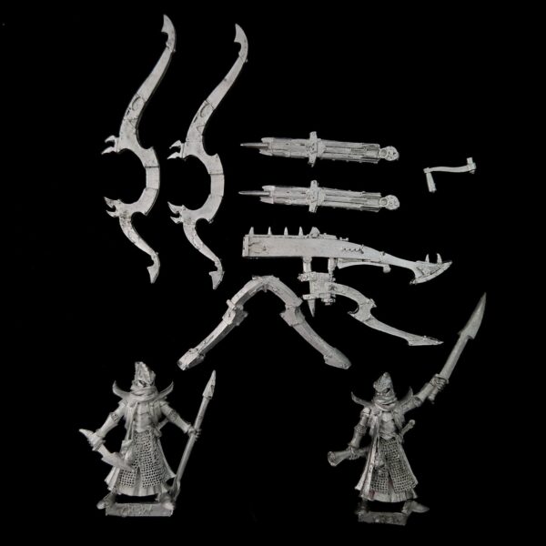 A photo of a Dark Elves Repeater Bolt Thrower Warhammer miniature