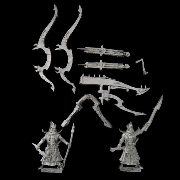 A photo of a Dark Elves Repeater Bolt Thrower Warhammer miniature