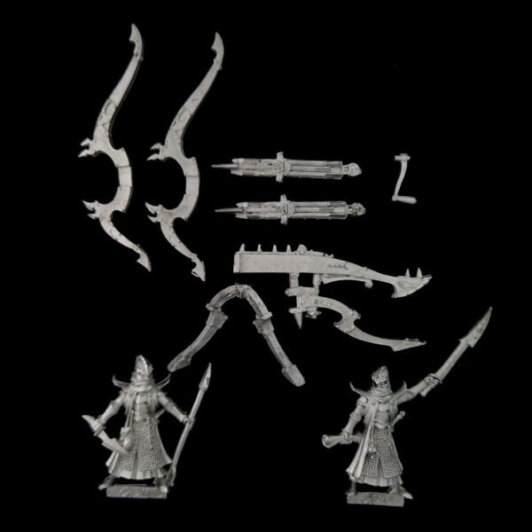 A photo of a Dark Elves Repeater Bolt Thrower Warhammer miniature