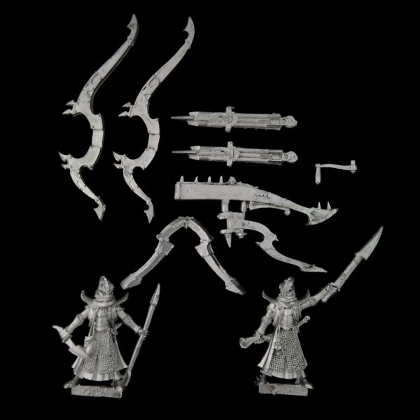 A photo of a Dark Elves Repeater Bolt Thrower Warhammer miniature