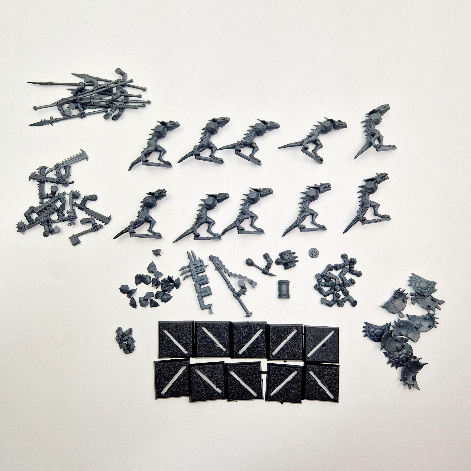 A photo of Lizardmen Saurus Warriors Regiment Warhammer miniatures