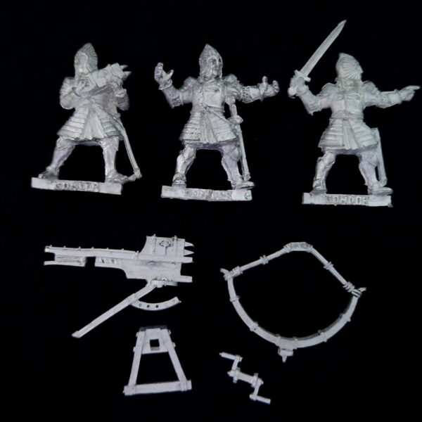 A photo of a Avenger Bolt Thrower Middle Earth Warhammer miniature