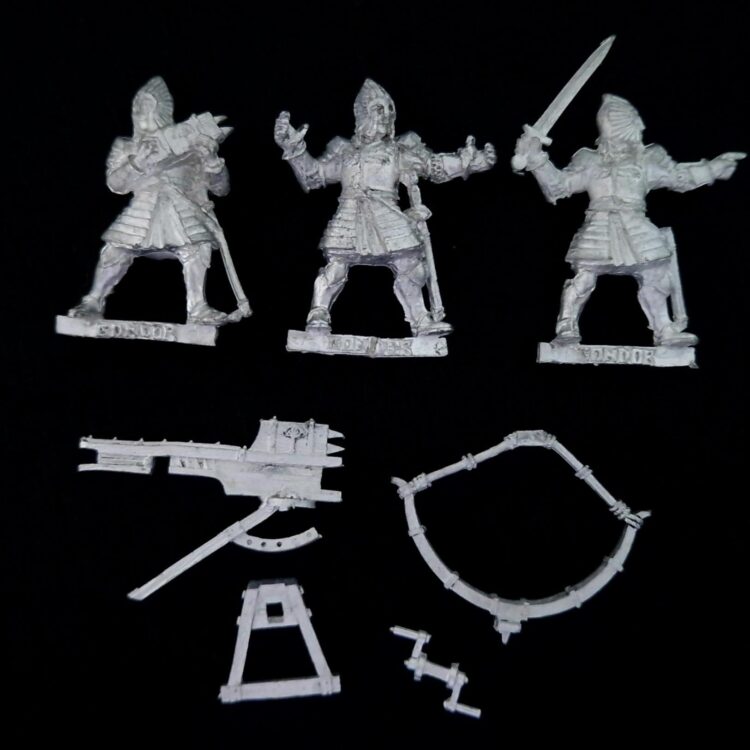 A photo of a Avenger Bolt Thrower Middle Earth Warhammer miniature