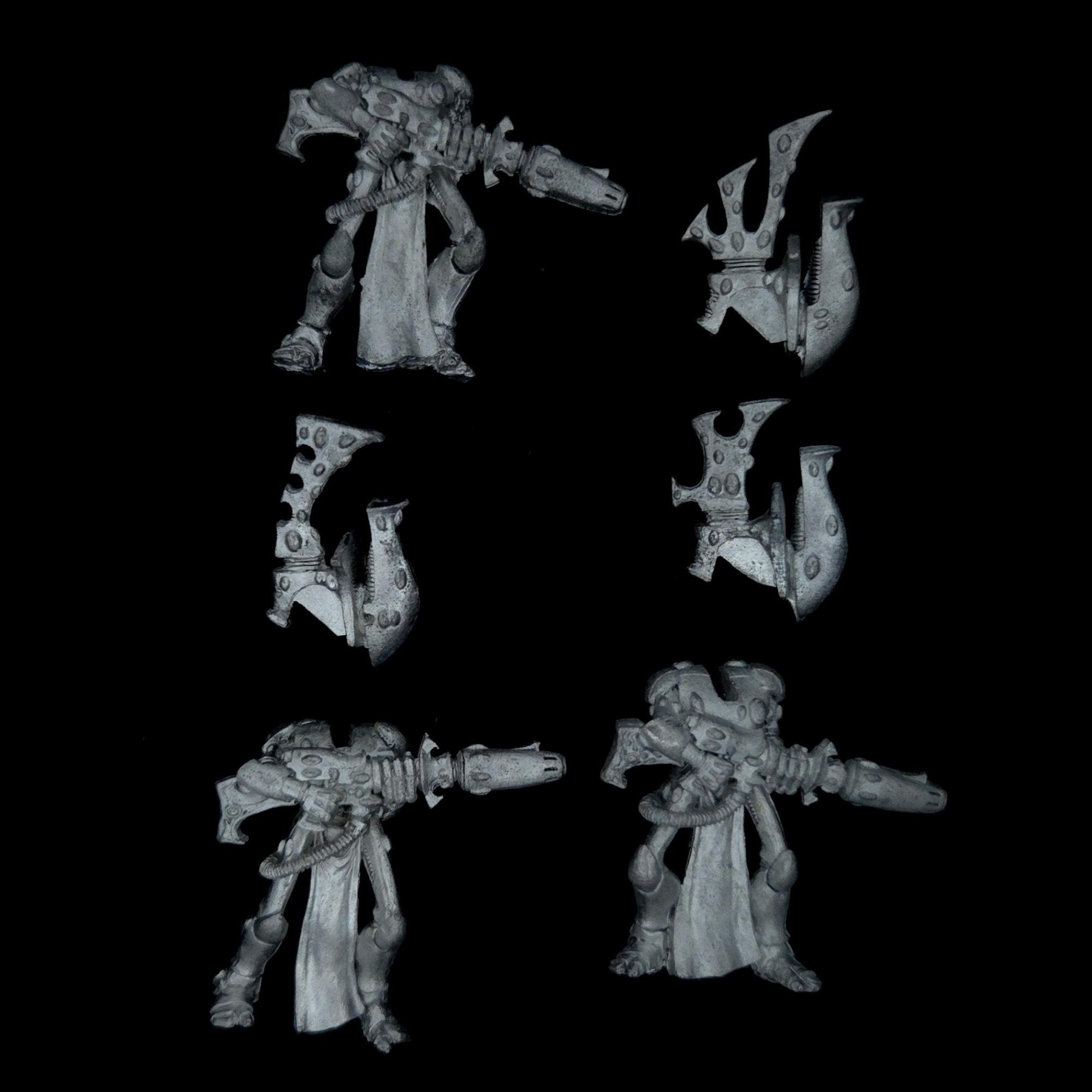 A photo of Eldar Wraithguard Warhammer miniatures