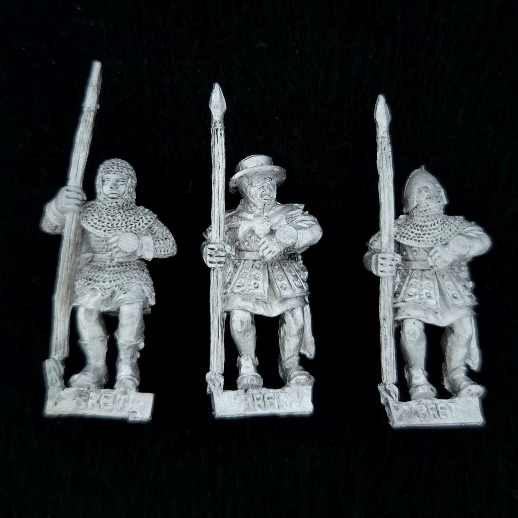 A photo of a Bretonnia Men at Arms with Spears Warhammer miniatures