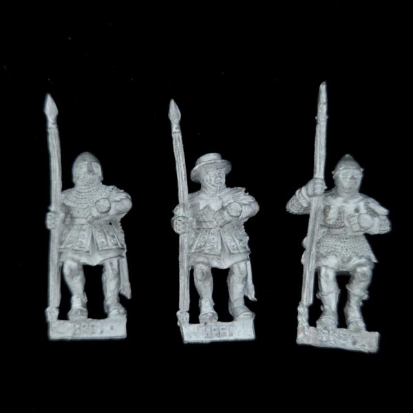 A photo of a Bretonnia Men at Arms with Spears Warhammer miniatures