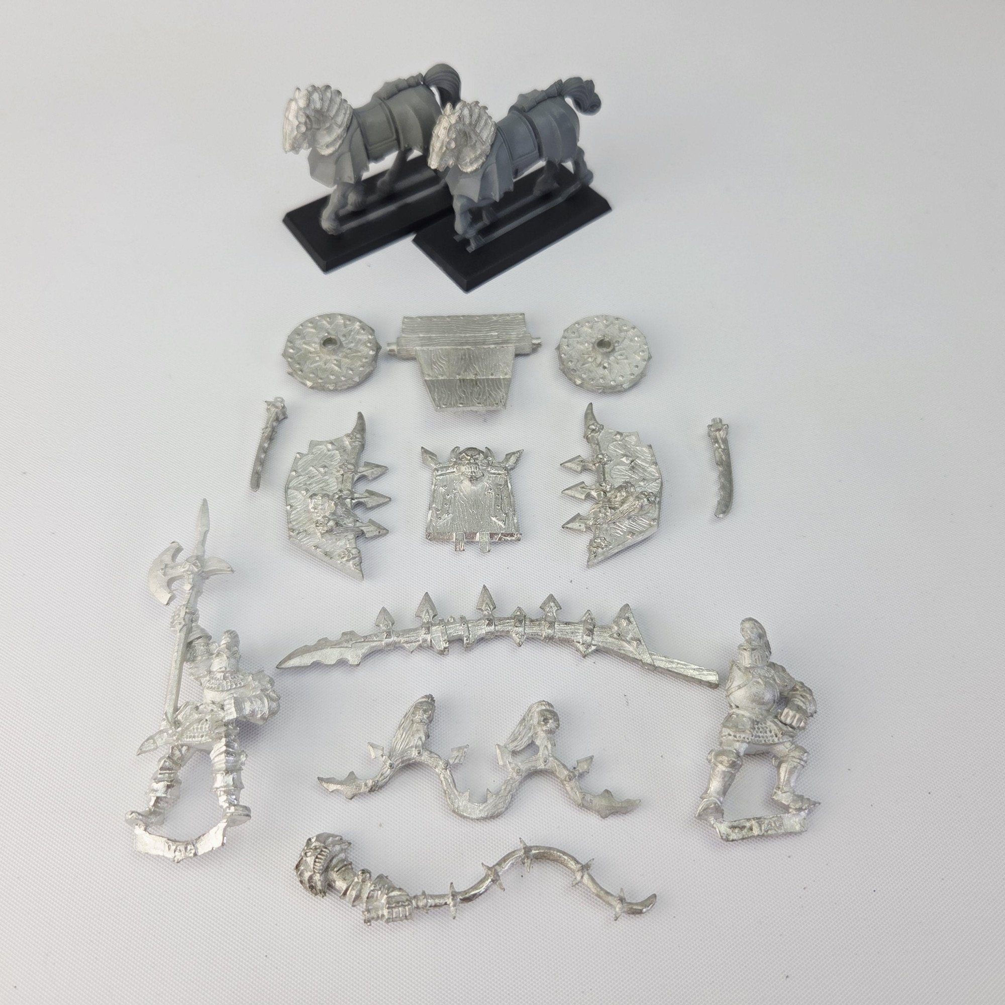 A photo of a Chaos Warriors Chariot Warhammer miniature