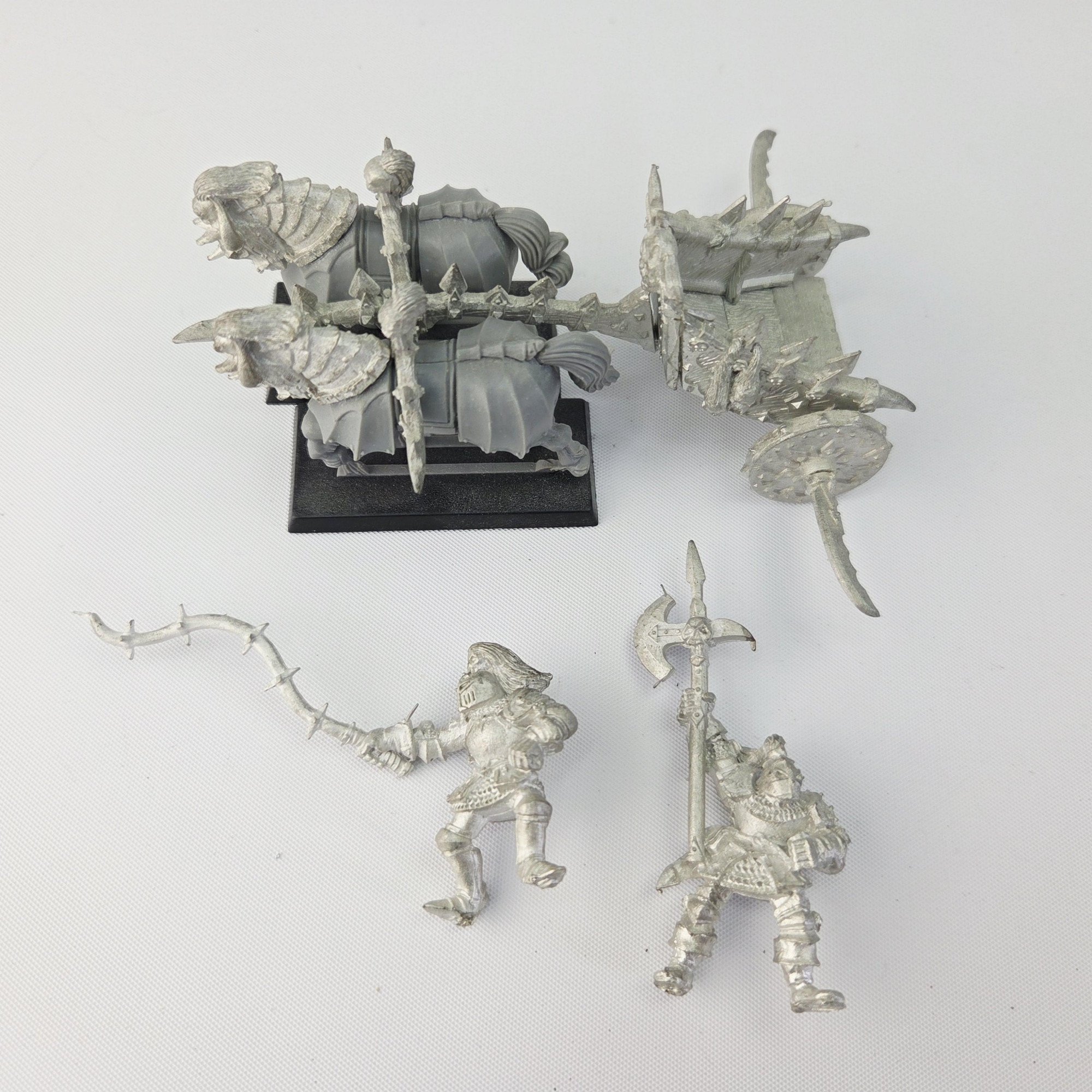 A photo of a Chaos Warriors Chariot Warhammer miniature
