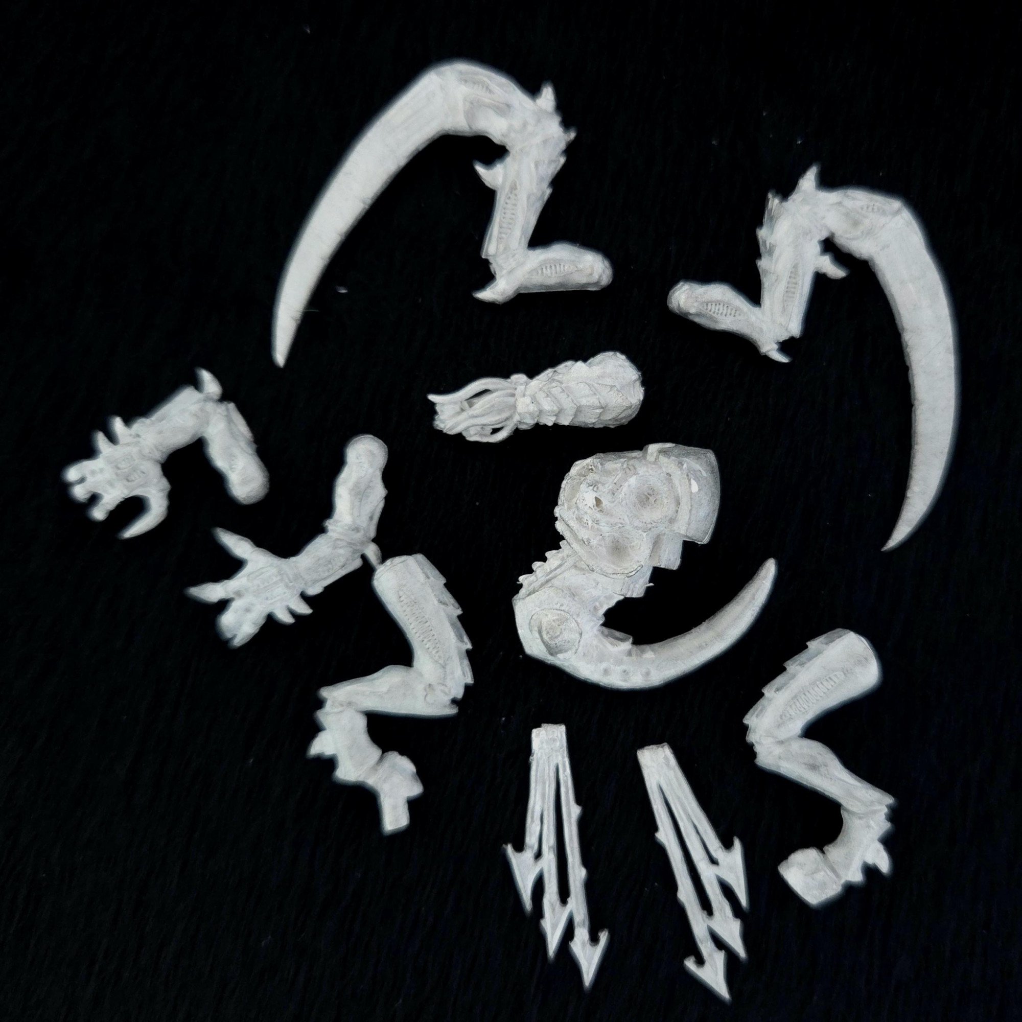 A photo of a Tyranids Lictor Warhammer miniature